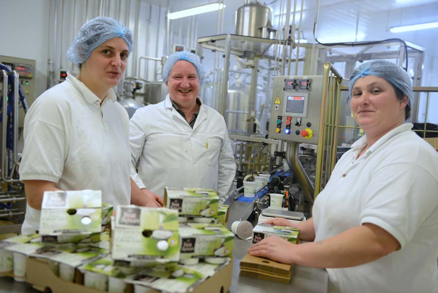  Il y a 3 salariés de l’entreprise avec des yaourts au citron